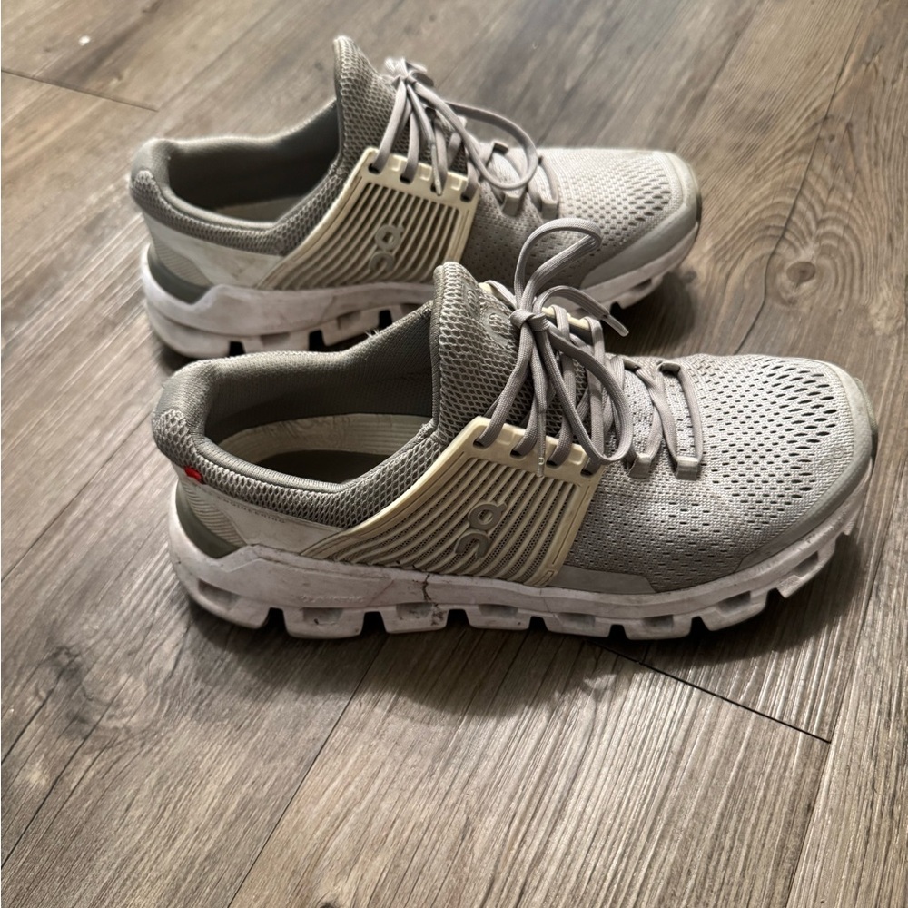 On cloud shoes. Cloudswift. Women’s 6.5